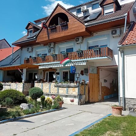 Lenzl'S Panzio Bed & Breakfast Szigetvár Екстериор снимка